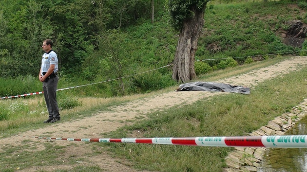 V jezrku v Drahansk roklii v praskch imicch bylo nalezeno tlo mrtvho mue, byla nazena pitva