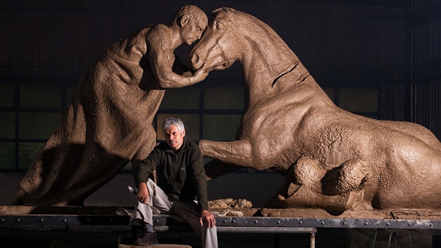 Jaromsk socha Petr Novk s hlinnm modelem pomnku padlm konm. Konen verze by mla bt z bronzu. 