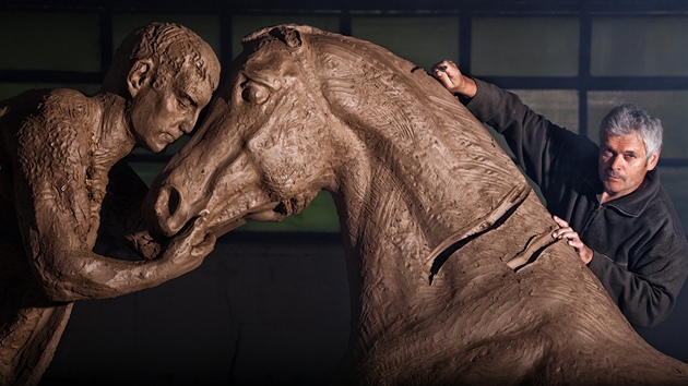 Jaromsk socha Petr Novk s hlinnm modelem pomnku padlm konm. Konen verze by mla bt z bronzu. 