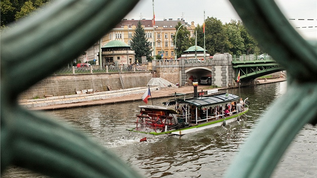 Budovn nov nplavky s promendou u Labe v Hradci Krlov (25. ervence 2012)