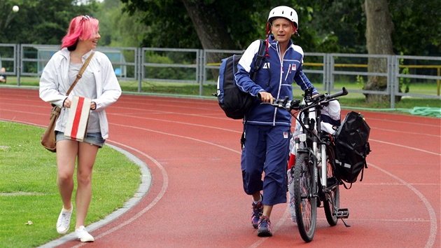 Redaktor MF DNES Tom Polek, kter jede na elektrokole do olympijskho Londna, na stadion v Marinskch Lznch (20. ervence 2012)