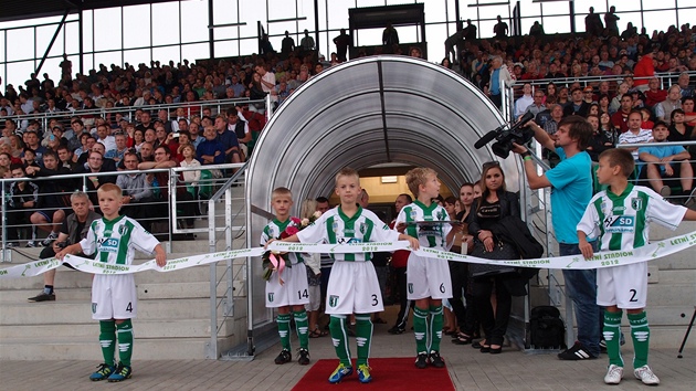 Z oteven novho fotbalovho a atletickho stadionu v Chomutov ped temi a pl lety. 