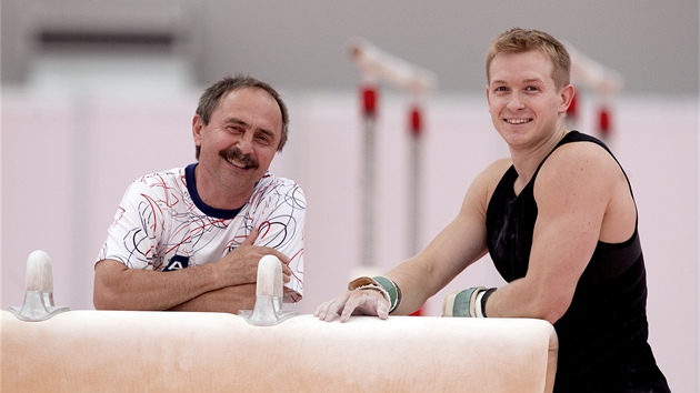 S SMVEM. Gymnasta Martin Konen  v olympijsk hale s trenrem Oldichem Otavou.