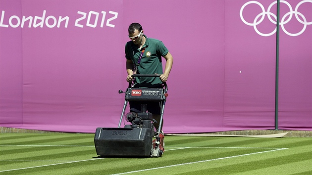 PPRAVY. Wimbledonsk kurty prochzej ped zatkem olympijskho turnaje dkladnmi pravami.