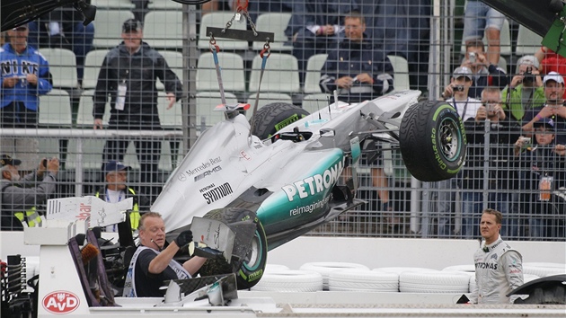 MERCEDES VE VZDUCHU. Michael Schumacher se letos pivtal s domcm publikem havri pi vjezdu na stadion.