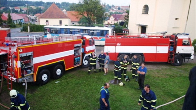 Por rodinnho domu s hospodskm stavenm v Beneov na Blanensku zpsobil blesk. Ohe nikoho nezranil. Stdo 30 ovc bylo v dob poru na pastv.