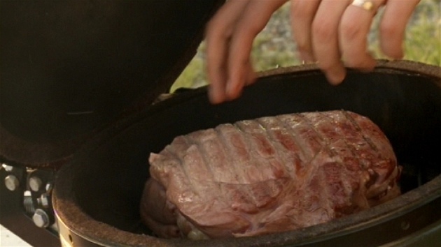 Po 7 minutch steak otote a nechte ho stejn dlouho grilovat z druh strany.