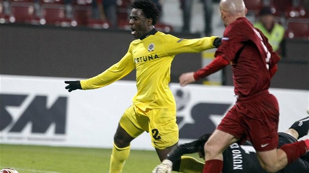 Bony Wilfried obchází brankáe Clara a stílí vítzný gól