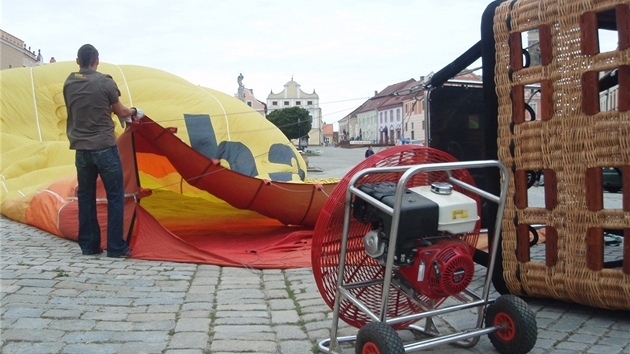 V ptek pijdli majitel balon i pasai na nmst Zacharie z Hradce u kolem pl est rno. Za pr minut si vyslechli informace o poas a letovch podmnkch a po est hodin zapnuli hoky balon a startovali.
