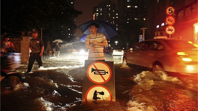 an pouv ceduli k signalizaci idim, e silnice v Pekingu je zatopen. Sobotn lijky byly nejprudmi deti v oblasti za poslednch 60 let. (21. ervence 2012)