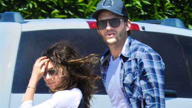 Ashton Kutcher a Mila Kunisová jsou poslední dobou poád spolu.