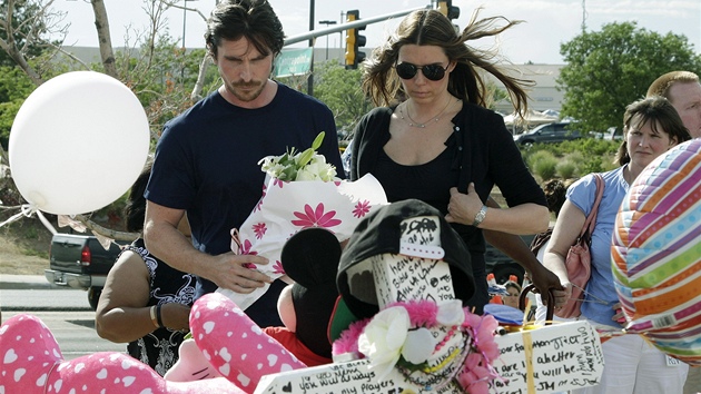 Christian Bale s manelkou poloili kvtiny v centru Aurory, kde v ptek zahynulo 12 lid.