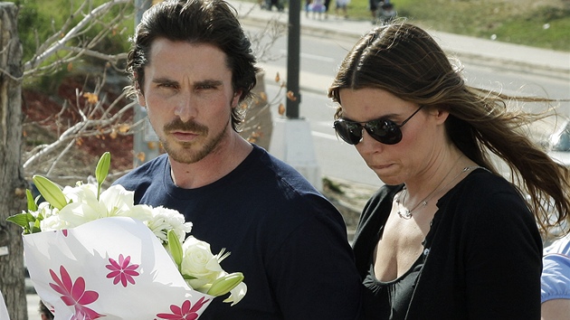 Christian Bale s manelkou poloili kvtiny v centru Aurory, kde zahynulo 12 lid.