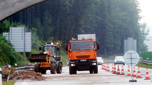 Sobotn bouka podemlela st dlnice D11 na 76. kilometru. Voda naplavila hlnu a kamen a do pravho jzdnho pruhu.