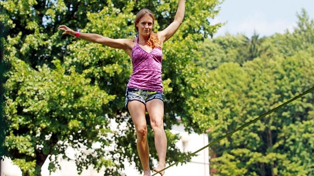 V arelu baroknho zmeku Bischofstein v obci Skly nedaleko Teplic nad Metuj se o vkendu odehrl u est ronk slackline festivalu. Pijelo sem na dv st lid, kte v chzi na upevnnch popruzch soutili v nkolika disciplnch.