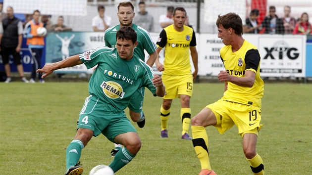 Sparansk fotbalista Matj Hyb (vpravo) a Josef Jindiek z Bohemians 1905 ve finle Letnho ligovho pohru Prahy.