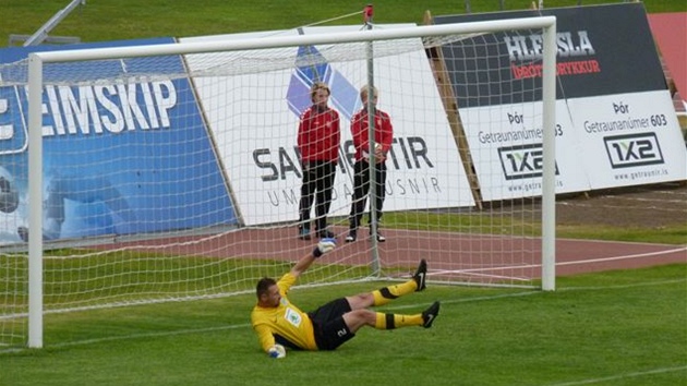 HRDINA. Boleslavsk glman Jan eda se v odvt druhho pedkola Evropsk ligy vythl, ped pestvkou zlikvidoval penaltu a vzpt kryl i dorku.