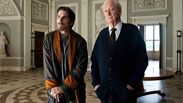 Christian Bale a Michael Caine (vpravo) ve filmu Temný rytí povstal