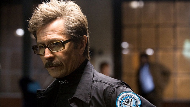 Gary Oldman jako komisa Gordon