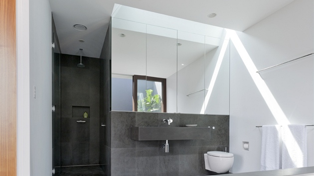 Soust koupelnovho prostoru je i stylov sprchov kout s deovou hlavic.
