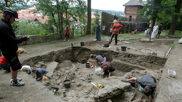 V netolickm archeoparku zkoumaj studenti tak pohebit kolem zaniklho kostela sv. Jna. 