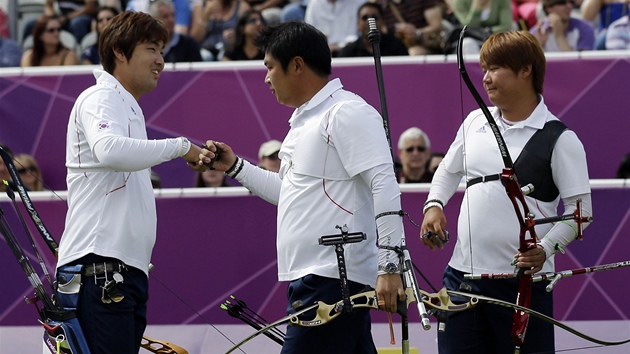 DOBR, KLUCI. Im Tong-hjon, O in-hjok a Kim Pop-min z Jin Koreje berou v lukosteleckch tmech bronz.