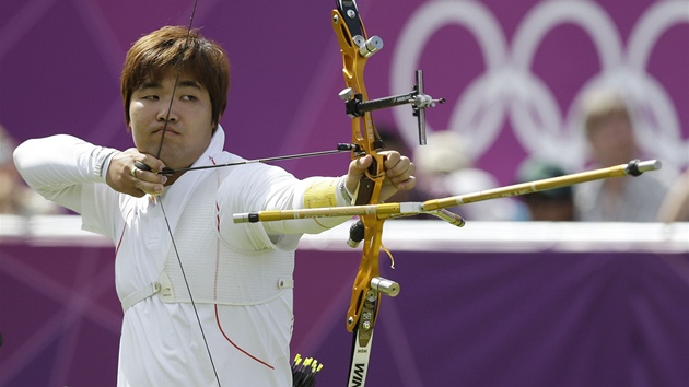 PRO BRONZ. Im Tong-hjon z Jin Koreje v souboji o bronzovou medaili v drustvech.