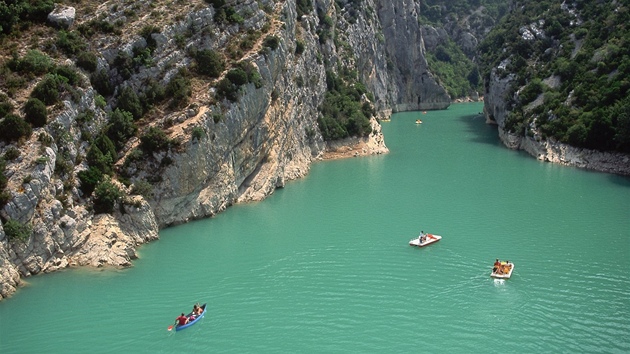 Turist proplouvaj na lodikch po ece Verdon stejnojmennm kaonem.