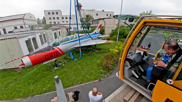 Z Vzkumnho a zkuebnho leteckho stavu v Letanech vyr na cestu do Vtkovic sthaka MiG-21 (25. ervence 2012, Praha).