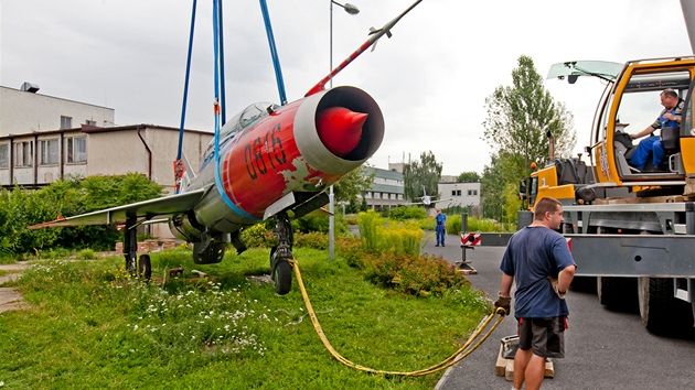 Z Vzkumnho a zkuebnho leteckho stavu v Letanech vyr na cestu do Vtkovic sthaka MiG-21 (25. ervence 2012, Praha).