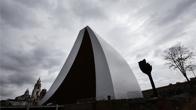 Nov Bolvarovo mauzoleum se ty do vky padesti metr (23. ervence 2012)