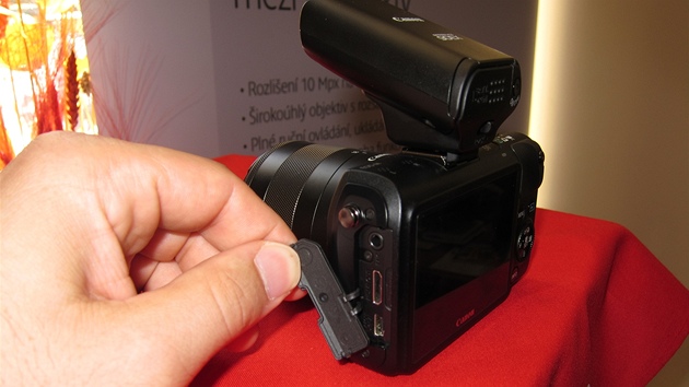 Zdka pro mikrofon, HDMI a USB je u Canonu EOS M ukryt pod gumovou krytkou ne lev stran.