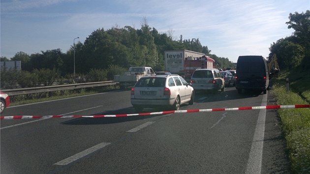 Tragick rann nehoda zkomplikovala provoz na dlnici D5 u Tlustic. Jede lovk zemel.