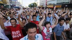 Desetitisíce lidí demonstrovaly v ínském pístavním mst chi-tung proti