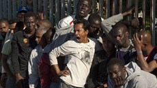 Imigranti čekají frontu na žádost o azyl. Z tisícovky jich bude moci legálně Imigranti čekají frontu na žádost o azyl. Z tisícovky jich bude moci legálně