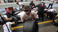 RYCHLE, RYCHLE. Jenson Button se svým vozem eká na mechaniky pi prvním