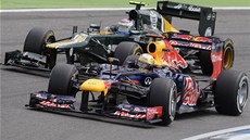 Na Sebastiana Vettela (vpravo) se tlaí Vitalij Petrov. 
