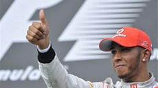 JEDNIKA JSEM JÁ. Lewis Hamilton si uívá vítzství ve Velké cen Maarska.