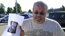 Tom Sullivan drí fotografii svého syna Alexe a vybízí novináe, aby mu ho