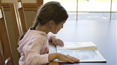 Děti v prvních třídách se učí číst novou metodou. Ne po slabikách, ale po Děti v prvních třídách se učí číst novou metodou. Ne po slabikách, ale po