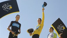 TI NEJLEPÍ. Po tech týdnech diny na stupn vítz vystoupali Bradley Wiggins