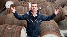 Právě sud s whisky otevře hlavní postavě nadějnější budoucnost. Jako Právě sud s whisky otevře hlavní postavě nadějnější budoucnost. Jako