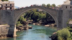 Skoky do vody si mladíci v Mostaru dokazovali munost od nepamti, te si tím...