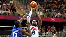 Amerian Lebron James stílí pi basketbalovém utkání proti Francii. (29.