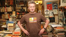 Jaromír Konečný v roce 2008 v ostravském antikvariátu Fiducia. Jaromír Konečný v roce 2008 v ostravském antikvariátu Fiducia.