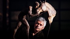 Jaromský socha Petr Novák s malým modelem pomníku padlým koním 