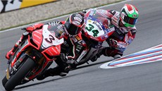 Max Biaggi slaví své vítzství na okruhu v roce 2010, tehdy to bylo podesáté.