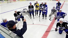 NA PRVNÍM TRÉNINKU. Hokejisté Komety Brno poslouchají při tréninku pokyny NA PRVNÍM TRÉNINKU. Hokejisté Komety Brno poslouchají při tréninku pokyny