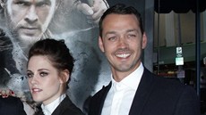 Kristen Stewartové a reisér Rupert Sanders na projekci filmu Snhurka a lovec