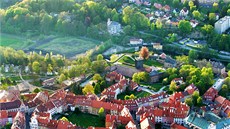 Letecký snímek Chebu a levého břehu Ohře, který chce město upravit Letecký snímek Chebu a levého břehu Ohře, který chce město upravit